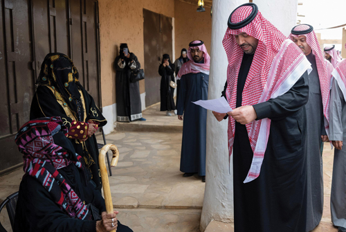  أمير منطقة الحدود الشمالية خلال زيارته المهرجان