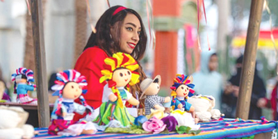 حرفيون يلونون الدمى والفخاريات في «بوليفارد وورلد» 