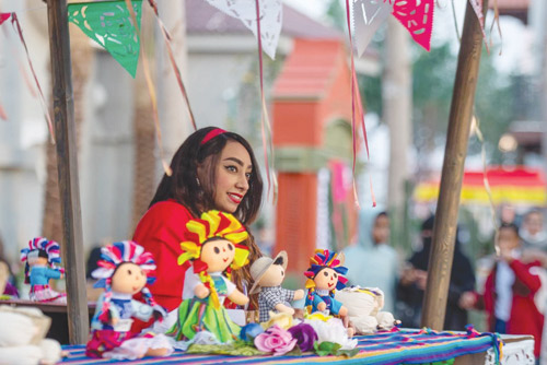 حرفيون يلونون الدمى والفخاريات في «بوليفارد وورلد» 