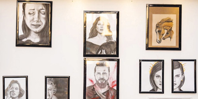 معرض الفنون يكشف عن طاقات إبداعية في الرسم والتشكيل 