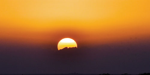 غروب الشمس مع الشفق الأحمر لوحة إبداعية ساحرة 