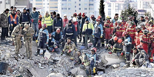 طالب بفتح جميع المعابر مع سوريا 