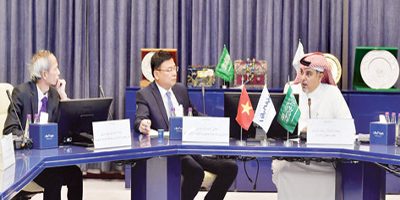 نائب وزير خارجية فيتنام يزور غرفة الرياض 