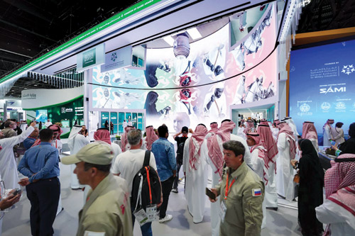 الجناح السعودي المشارك في معرض «آيدكس 2023» يحتفي بيوم التأسيس 