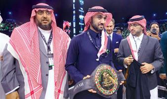 وزير الرياضة يتوج البريطاني تومي فيوري بلقب «نزال الحقيقة» في الدرعية 