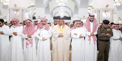 نائب أمير منطقة الرياض يؤدي الصلاة على اللواء محمد السعد 