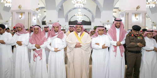  نائب أمير منطقة الرياض يؤدي الصلاة على الفقيد