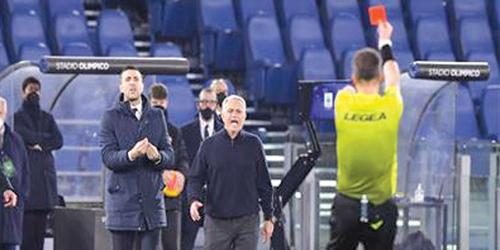  حكم المباراة يطرد مورينهو