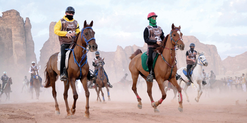 200 فارس وفارسة يتنافسون لقطع 120 كيلو عبر صحراء العلا التاريخية 