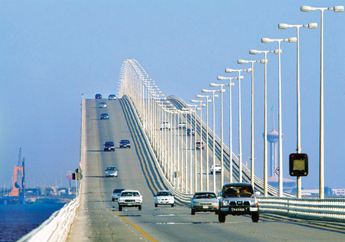 جسر الملك فهد يسجل «السبت» أعلى عبور منذ افتتاحه بـ(136) ألف مسافر 