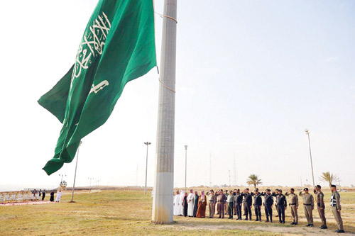 رفع علم المملكة على أطول سارية بالزلفي 