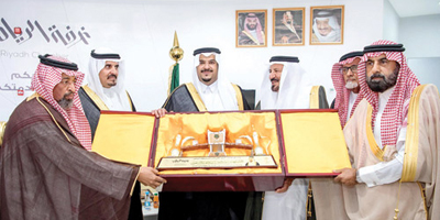 نائب أمير منطقة الرياض يستقبل عدداً من المواطنين بديوان محافظة وادي الدواسر 