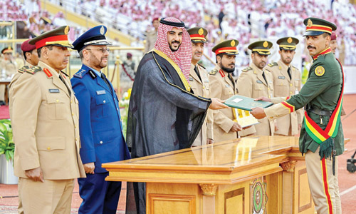 وزير الدفاع رعى تخريج طلبة كلية الملك عبدالعزيز الحربية 