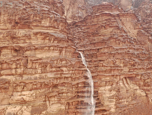 انسياب الشلالات لحظات انحدارها من سفوح مرتفعات الزيتة بتبوك 