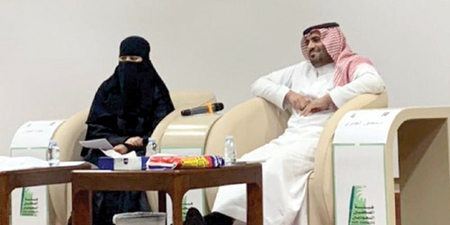  د.الجابري أثناء المحاضرة وبجانبه د.الحمدان مديرة الأمسية