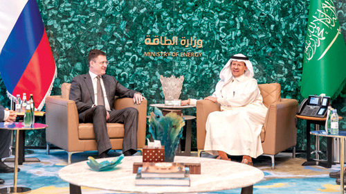 وزير الطاقة خلال لقائه نائب رئيس الوزراء الروسي