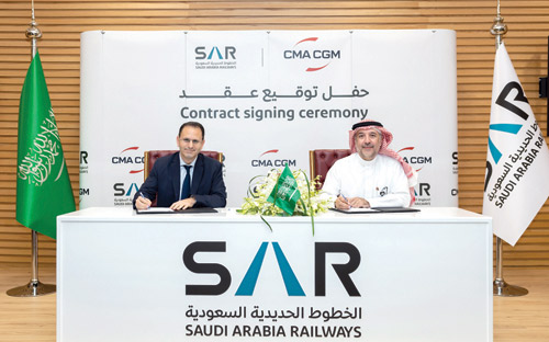 جانب من التوقيع