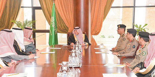 أمير منطقة تبوك خلال ترؤسه الاجتماع