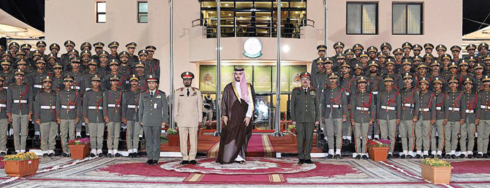 وزير الدفاع خلال رعايته حفل التخرج