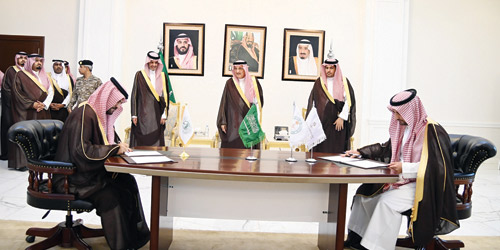  جانب من توقيع العقد