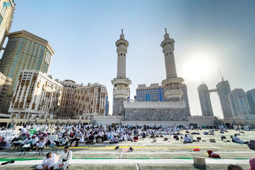قاصدو المسجد الحرام يعيشون أجواء إيمانية