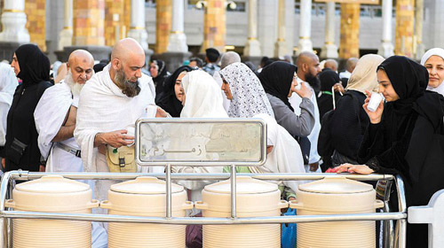 قاصدو المسجد الحرام يعيشون أجواء إيمانية