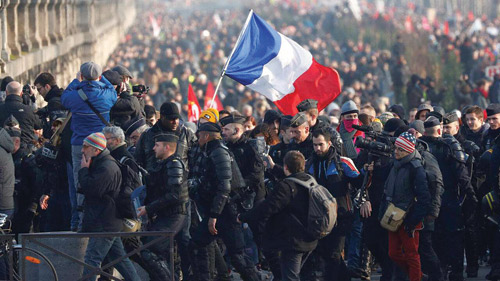 بالرغم من الاحتجاجات الواسعة في فرنسا.. ماكرون يتمسك بإصلاح نظام التقاعد 