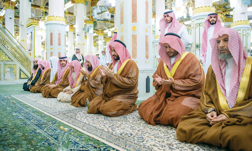 ولي العهد خلال زيارته المسجد النبوي ومسجد قباء