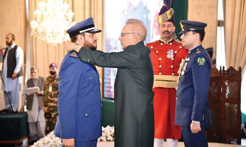 الرئيس الباكستاني يمنح الملحق العسكري السعودي وسام «هلال الامتياز العسكري» 
