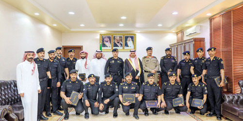  المحافظ مع المكرمين