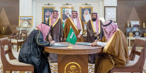  سموه يبارك توقيع الاتفاقية