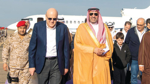  أمير منطقة المدينة المنورة لدى استقباله رئيس الوزراء اللبناني