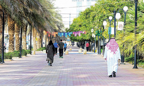أجواء الرياض المعتدلة تحفز على رياضة المشي قبيل الإفطار 
