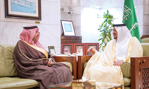نائب أمير منطقة الرياض مستقبلا المشرف العام على جمعية «خيرات»