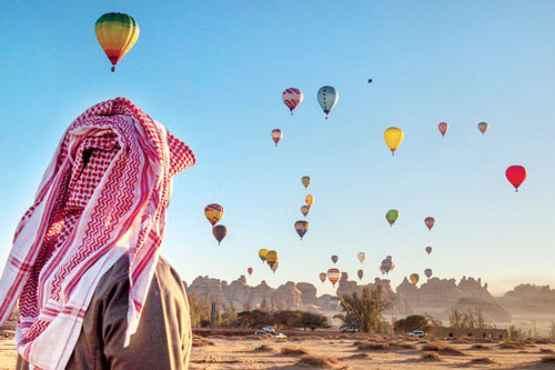التجول بالمنطاد يتيح للسياح استكشاف المواقع الأثرية بالعلا
