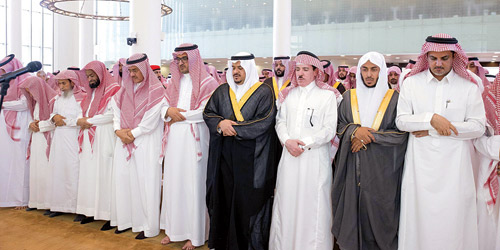 نائب أمير منطقة الرياض يؤدي الصلاة على عبدالله الشتوي 