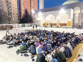 مأدبة إفطار للصائمين بأكبر مسجد في البوسنة الهرسك 