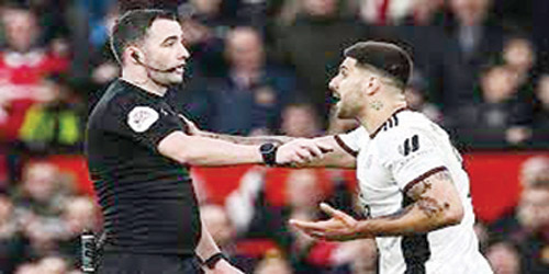 ميتروفيتش يدفع حكم اللقاء