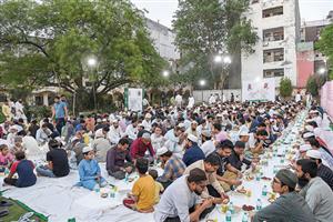 إقامة مائدة إفطار في أقدم وأكبر جمعية إسلامية في الهند 