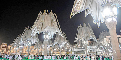 مظلات المسجد النبوي منظرٌ أخاذٌ يجذب الزوار 