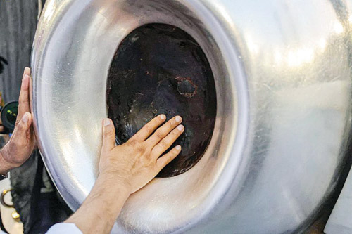 صيانة لكسوة الكعبة المشرفة وتطييبها 