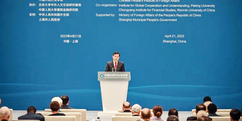  مستشار الدولة وزير الخارجية السيد تشين قانغ يلقي كلمته في المنتدى