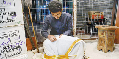 «الزل».. السوق الأشهر لبيع المشالح 