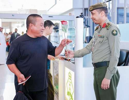 جانب من إنهاء إجراءات القادمين إلى المملكة