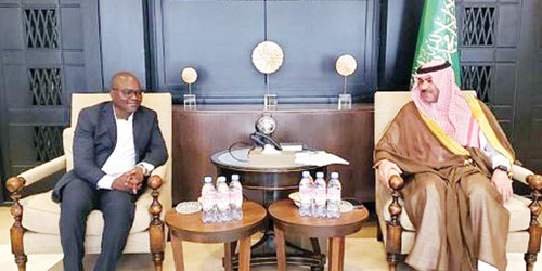  السفير خلال استقباله المواطن البوركيني