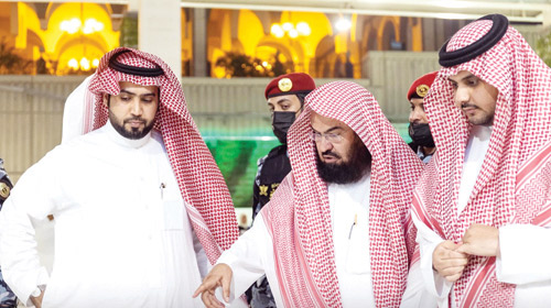 الشيخ السديس يتفقد خدمات سقيا زمزم بالمسجد الحرام 