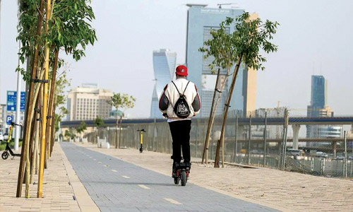 السكوتر في شوارع الرياض.. وسيلة تنقّل خفيفة وصديقة للبيئة 