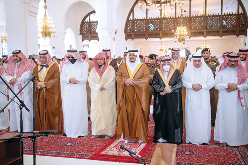 نائب أمير منطقة الرياض يؤدي الصلاة على والدة الأميرة الجوهرة بنت محمد