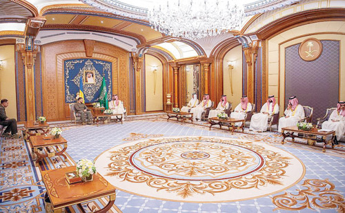  ولي العهد خلال استقباله الرئيس الأوكراني