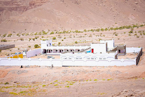 وفد من البرنامج السعودي لتنمية وإعمار اليمن يتفقد سير أعمال المشاريع في حضرموت 